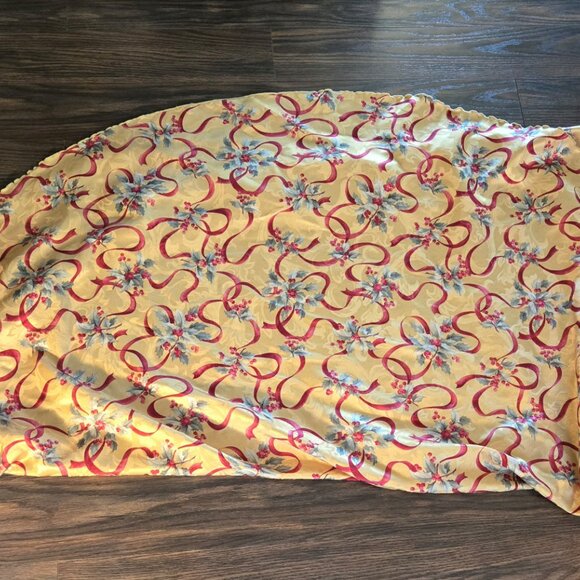 Vintage Traditional Style Holiday Fabric Tablecloth Featuring Ribbons & Holly - Picture 6 of 6